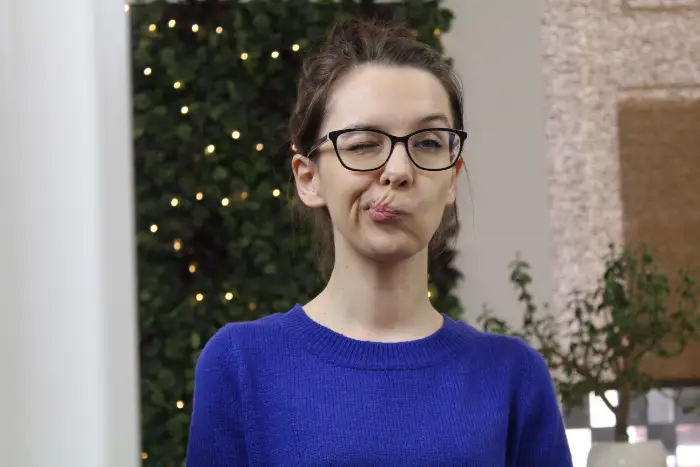 Dorosła osoba na konsultacji logopedycznej